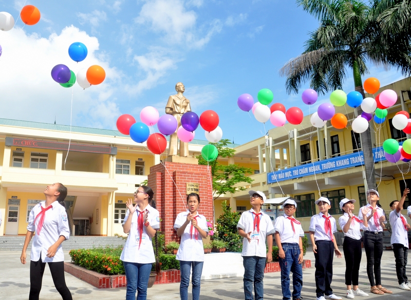 Những chùm bóng bay rực rỡ sắc màu thay cho những ước nguyện, kỳ vọng của các em học sinh trong năm học mới.