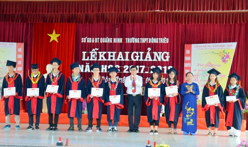 Nhân dịp khai giảng, một số trường cấp THPT như Trường THPT Đông Triều đã tổ chức khen thưởng các em học sinh đạt điểm cao trong kỳ thi THPT quốc gia năm 2017 vừa qua.