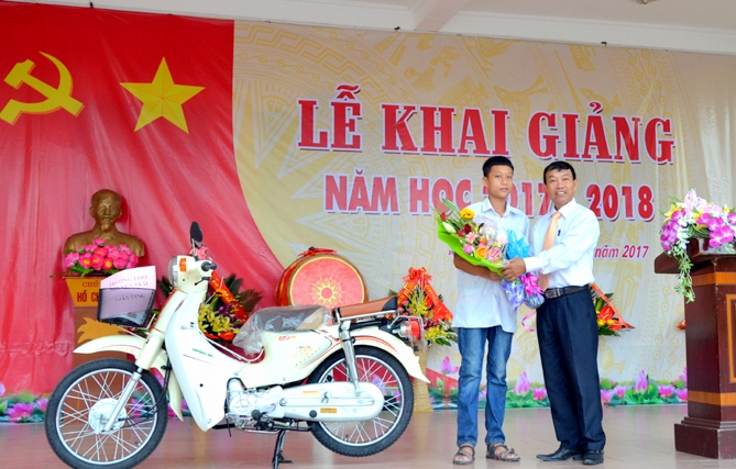 Nhiều nhà trường cũng tặng quà, học bổng, hỗ trợ các học sinh có hoàn cảnh khó khăn trong năm học mới. Trong ảnh: Trường THPT Nguyễn Trãi (huyện Tiên Yên) tặng xe máy điện cho học sinh có hoàn cảnh khó khăn của trường.