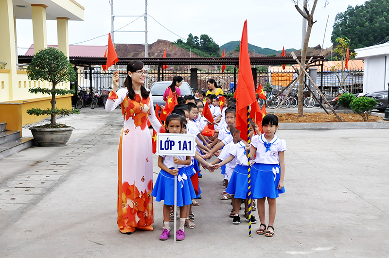 Đón các em học sinh vào lớp 1 tại Trường TH Đoàn Kết (Vân Đồn).