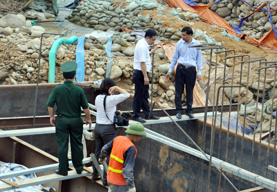 Đồng chí Vũ Văn Diện, Phó Chủ tịch UBND tỉnh kiểm tra khu vực thi công các hạng mục trong Dự án xây dựng cầu qua cặp Cửa khẩu Hoành Mô (Việt Nam) - Động Trung (Trung Quốc).