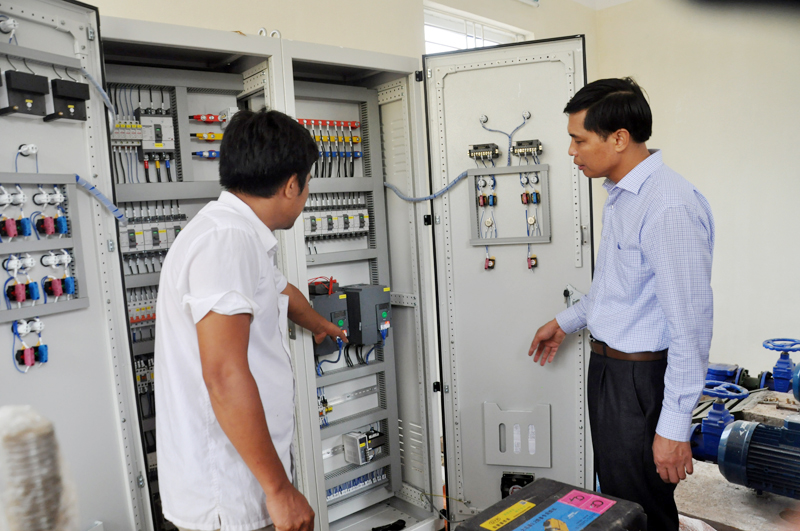 Đồng chí Vũ Văn Diện, Phó Chủ tịch UBND tỉnh kiểm tra Trạm bơm cấp 2 thuộc Dự án Hệ thống cấp nước khu kinh tế cửa khẩu Hoành Mô giai đoạn 1.