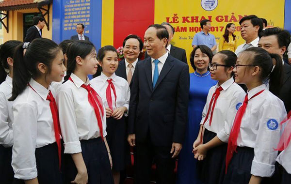 Chủ tịch nước Trần Đại Quang trò chuyện với các em học sinh Trường THCS Trưng Vương. Ảnh: VGP/Gia Huy