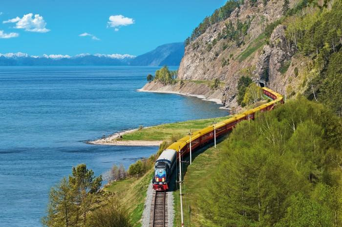 Vùng thiên nhiên hoang dã của Nga luôn được ca ngợi nhờ vẻ đẹp khoáng đạt, hùng vĩ. Hồ Baikal ở Siberia không phải là ngoại lệ. Ảnh: Triphobo.