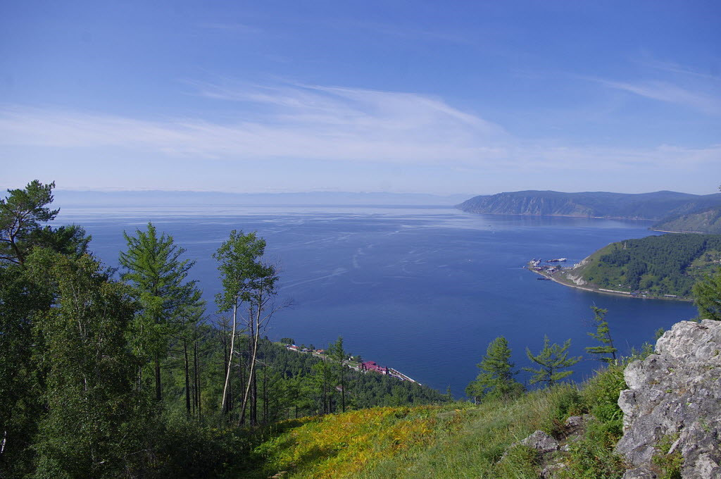 Đây là hồ nước ngọt sâu nhất thế giới. Đáy hồ có điểm nằm ở độ sâu lên tới 1.642 m. Ảnh: Lake Scientist.