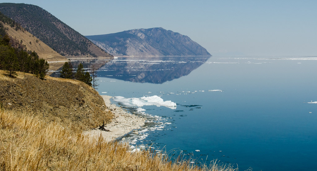 Baikal cũng là hồ nước ngọt lớn nhất thế giới tính theo khối lượng. Nước hồ đạt 23.615 km3, chiếm 22-23% tổng số nước ngọt bề mặt của Trái đất. Ảnh: Nicolas Pernot.
