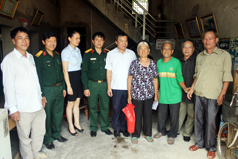 Ban CHQS huyện phối hợp với các đơn vị chức năng thăm, tặng quà cho Bà mẹ Việt Nam Anh hùng Hoàng Thị Sinh ở thôn Tùng Cầu, xã Vô Ngại (huyện Bình Liêu).