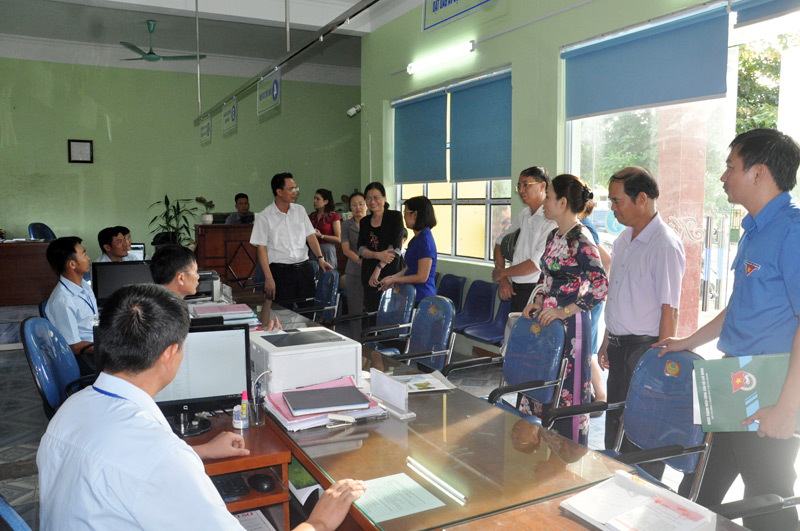 Đồng chí Phó Bí thư Thường trực Tỉnh ủy kiểm tra việc thực hiện kỷ luật, kỷ cương hành chính tại bộ phận một cửa liên thông xã Quảng Minh.