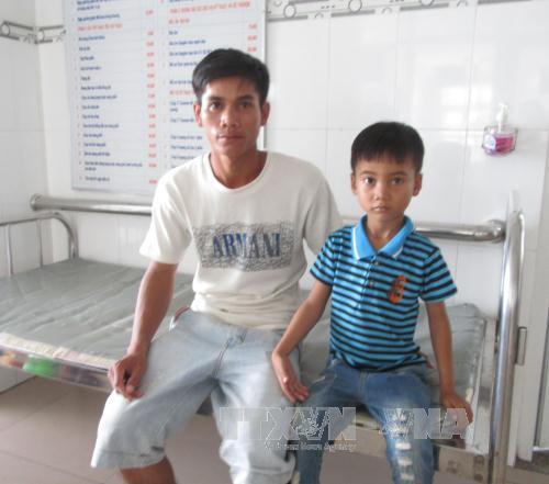 Anh Pi Năng Thoái cùng con trai bị ngộ độc thực phẩm nhập viện cấp cứu tại Bệnh viện Đa khoa Ninh Thuận, hiện sức khỏe đã ổn định.