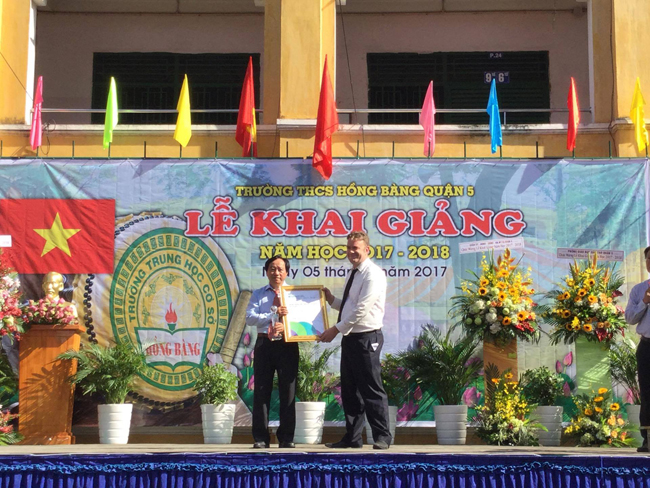 Hội đồng Anh trao chứng nhận danh hiệu ISA cho trường THCS Hồng Bàng, quận 5, TP Hồ Chí Minh.