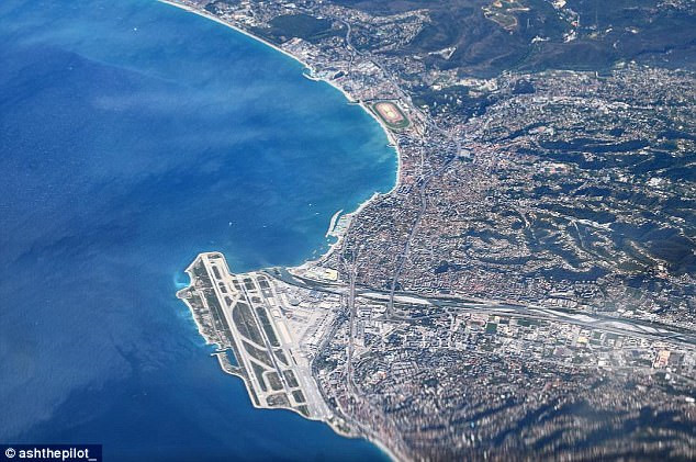 Sân bay Nice của Pháp có đường băng nằm trên bán đảo, hai đầu hướng ra biển.