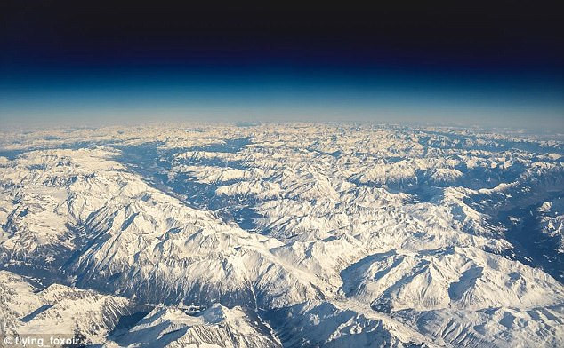 Cả hai phi công đều đánh giá dãy núi Alps là một trong những khung cảnh tuyệt vời khi đi qua bầu trời châu Âu.