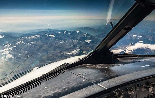Các đỉnh núi phủ tuyết nhìn từ khoang lái của phi công.