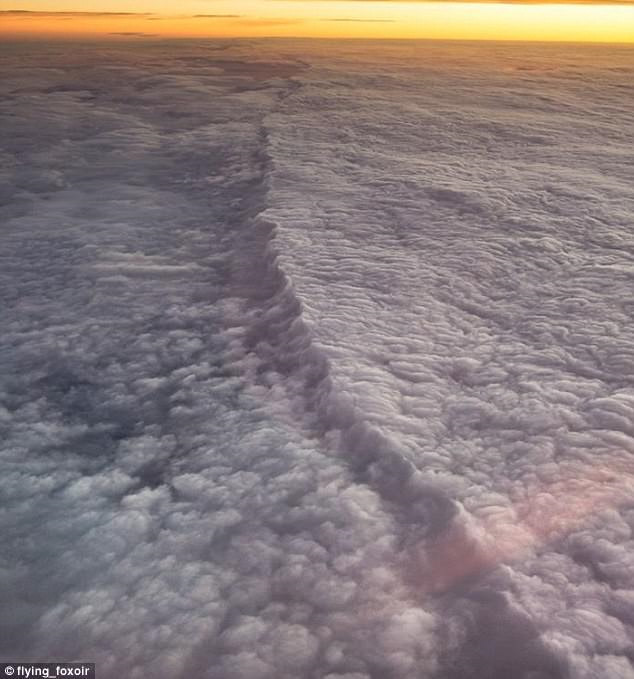 Sóng mây có hình dạng lạ lùng như băng ở Bắc Cực.