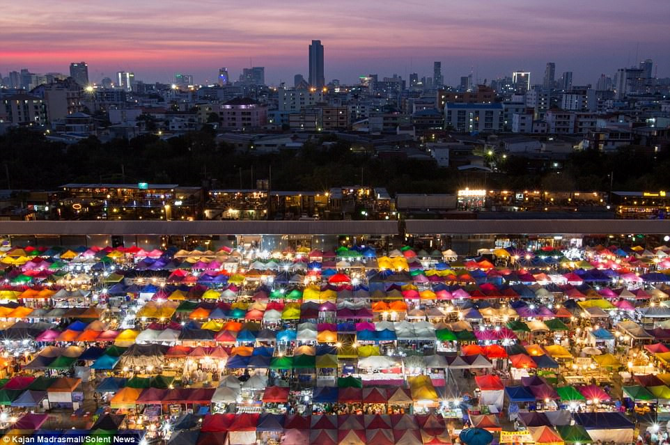 Nằm trên đường Srinakarin, chợ đêm Train Market hay Rod Fai là một trong những điểm tham quan hút khách của Bangkok. Ảnh: Daily Mail.