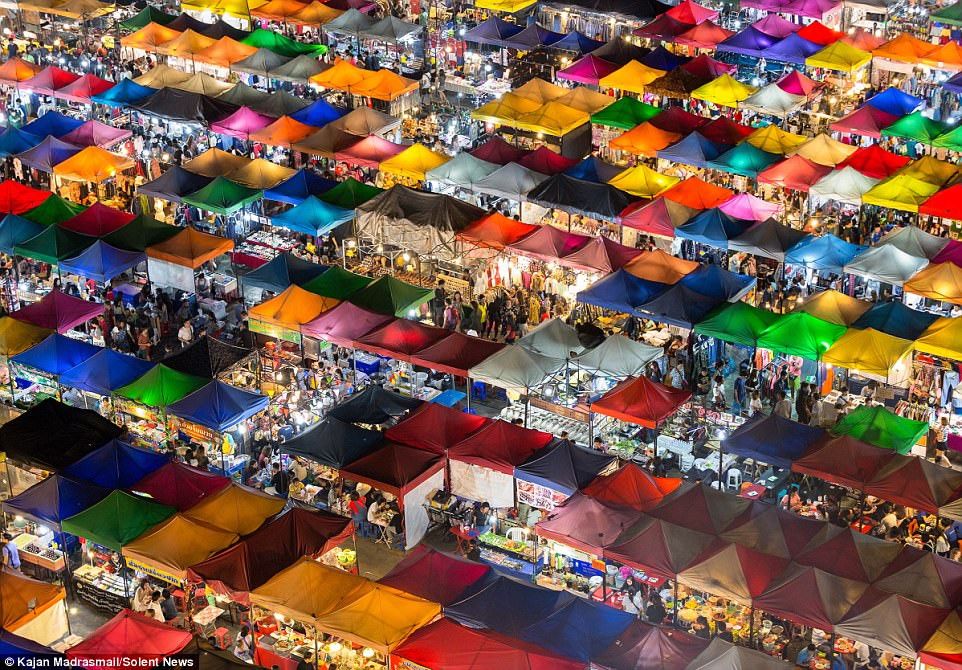 Đây là một trong những chợ đêm nổi tiếng nhất Bangkok. Ảnh: Daily Mail.