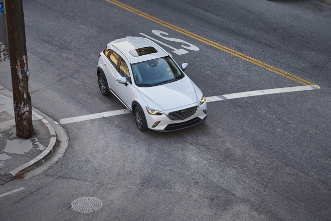 Mazda CX3 còn được cung cấp gói thiết bị riêng Touring Prefferred với cửa nóc kính cường lực, radio vệ tinh SiriusXM.
