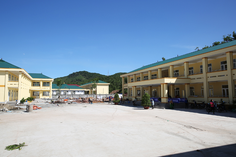 Cụm trường học mới thuộc Dự án Hạ tầng khu tái định cư, khu hành chính phục vụ GPMB Cảng hàng không quốc tế Quảng Ninh được đầu tư tại xã Đoàn Kết, huyện Vân Đồn đã cơ bản hoàn thành bắt đầu sử dụng từ năm học mới 2017-2018.