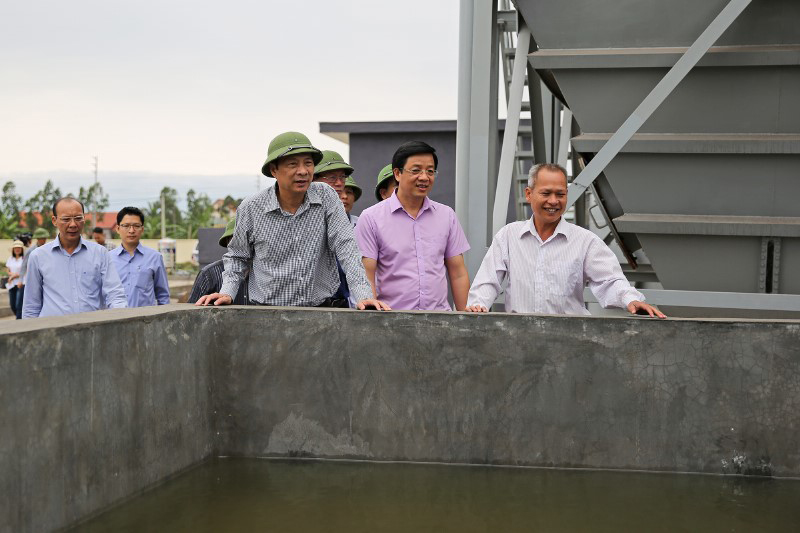 Đồng chí Bí thư Tỉnh ủy, Chủ tịch HĐND tỉnh Nguyễn Văn Đọc kiểm tra bể lọc Nhà máy nước Tiền Phong, TX Quảng Yên. 