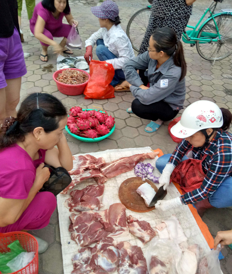 Bán thịt lợn trên tấm nilon tại chợ cóc khu 6, phường Hồng Hà, TP Hạ Long.