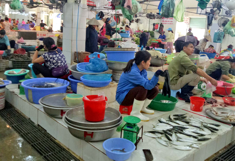 Dù mới đi vào hoạt động từ cuối năm 2016 nhưng hiện Chợ Hạ Long III, phường Hồng Hải, TP Hạ Long đã hết điểm dành cho người bán hàng thực phẩm.