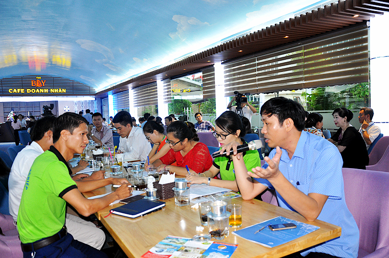 Lãnh đạo Sở KH&CN giải đáp các kiến nghị của doanh nghiệp tại phiên cafe doanh nhân, ngày 25-8.