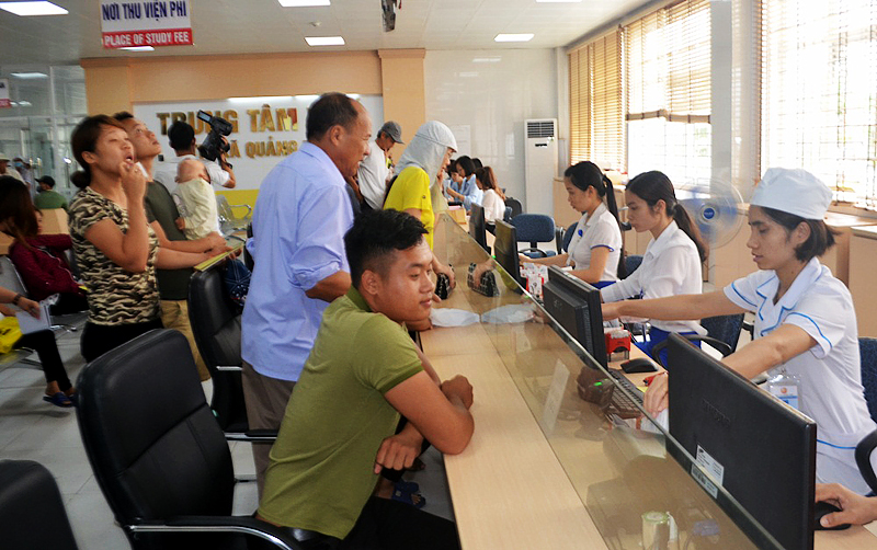 Người dân làm thủ tục khám, chữa bệnh có BHYT tại Trung tâm Y tế TX Quảng Yên.