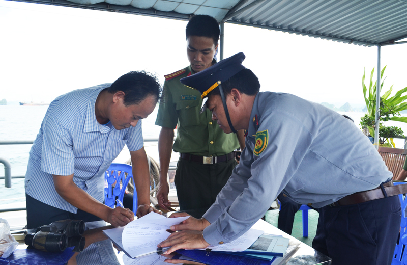 Đại diện TX Quảng Yên tiếp nhận trường hợp ngư dân vi phạm do Đoàn kiểm tra liên ngành tỉnh bàn giao ngày 11/8