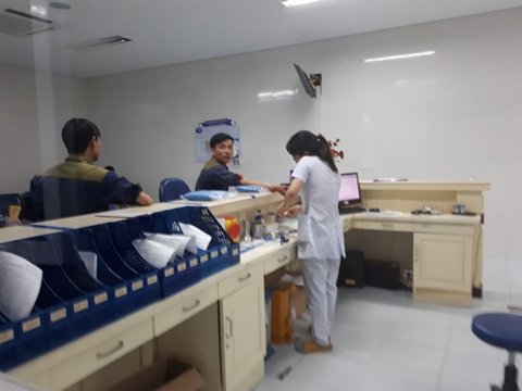 Nhiều công nhân của công ty tự nguyện hiến máu để cứu chữa hai công nhân bị thương.
