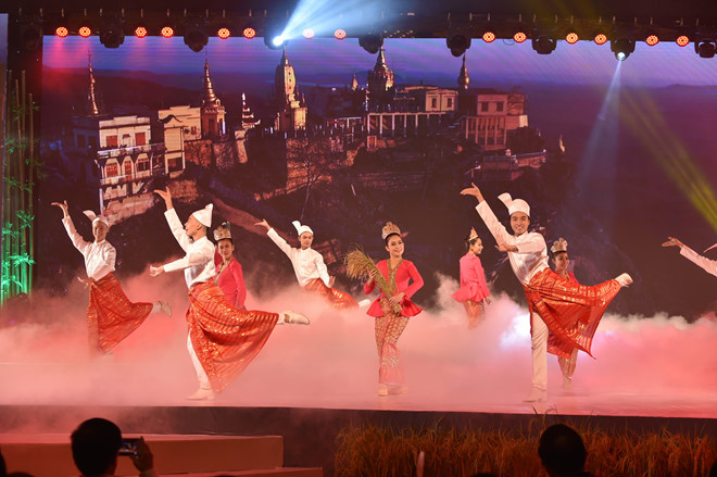 Campuchia, Lào, Myanmar, Thái Lan mang đến đêm hội những vũ điệu truyền thống đậm đà bản sắc dân tộc.