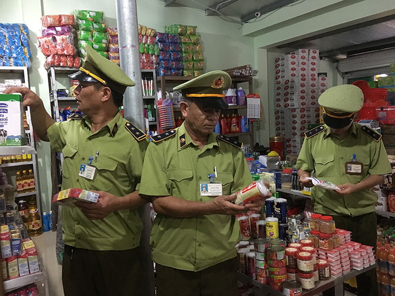 Đội QLTT số 12 huyện Đầm Hà kiểm tra nguồn gốc sản phẩm tại cửa hàng Hà Sáng, phố Minh Khai, thị trấn Đầm Hà.