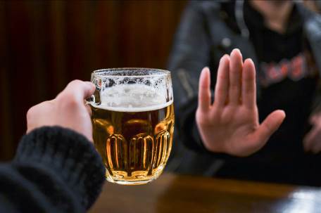 Uống rượu bia nhiều sẽ khiến acetandehyd ứ lại, gây bệnh gan.