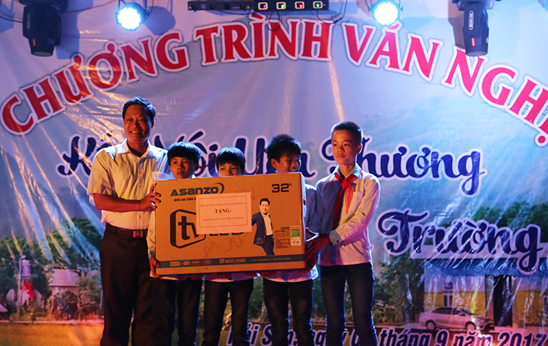 Hội đồng hương Cẩm Phả tặngti vi cho  học sinh trường nội trú Hải Sơn. 