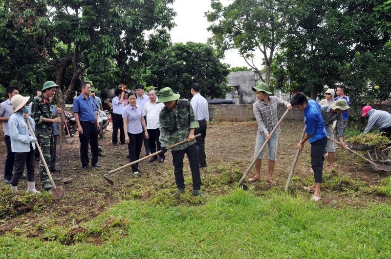 Đồng chí Trưởng Đoàn ĐBQH tỉnh khóa XIV thăm thôn Thán Phún, một trong những thôn điểm về xây dựng NTM tại xã Bắc Sơn.