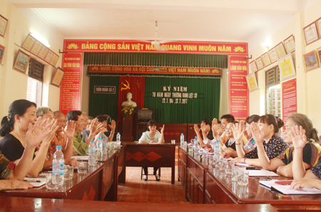 Các đảng viên trong Chi bộ thôn Đoàn Xá 2, xã Hồng Phong, TX Đông Triều biểu quyết thông qua nghị quyết chi bộ tháng 9 tại buổi sinh hoạt.