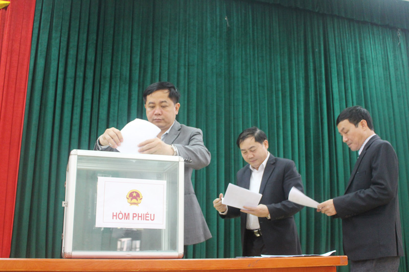 Các đồng chí lãnh đạo huyện Bình Liêu bỏ phiếu lấy ý kiến quy hoạch cán bộ thuộc diện Tỉnh ủy quản lý