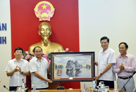 Chủ tịch UBND tỉnh Nguyễn Đức Long tặng quà lưu niệm cho Đoàn công tác tỉnh Vĩnh Phúc 