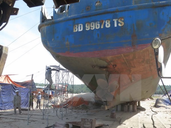 Công nhân Công ty Nam Triệu sửa chữa tàu vỏ thép cho ngư dân Bình Định. (Ảnh: Phạm Kha/TTXVN)
