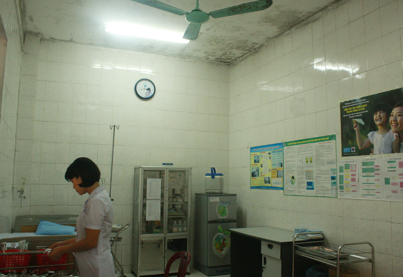 Khoa Ngoại sản có nhiều phòng bệnh và phòng thủ thuật tường bị ẩm mốc không đáp ứng được yêu cầu chuyên môn cần vô khuẩn cao.