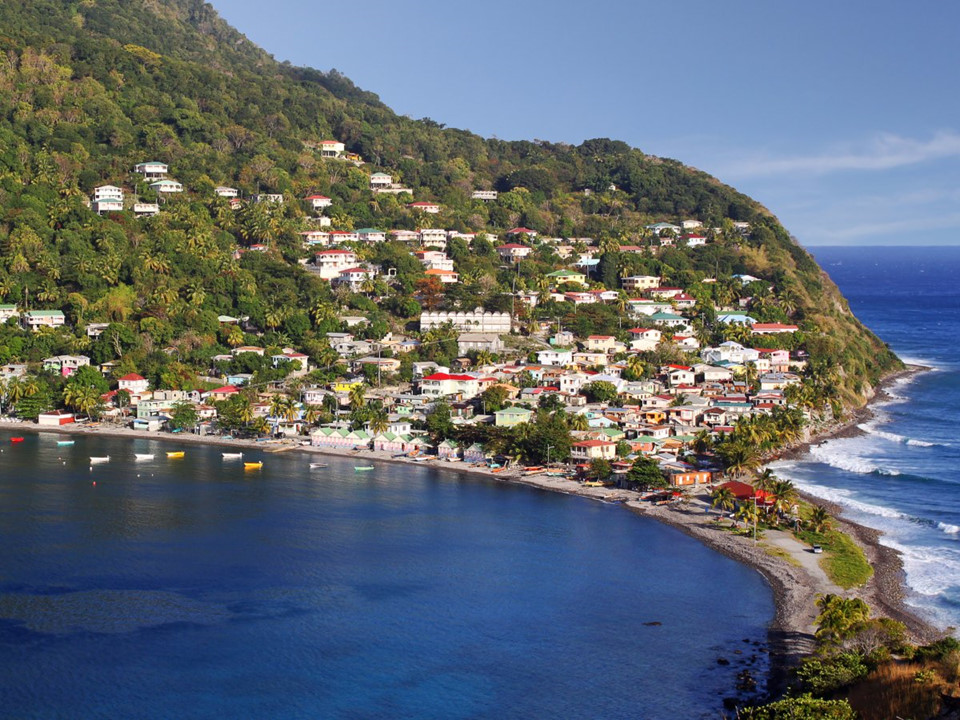 Dominica: Ở Dominica, du khách có thể thư giãn trong suối nước nóng hay ngắm nhìn bãi biển cát đen. Ngoài ra, nơi đây còn có hơn 40 địa điểm lặn biển khác nhau để du khách chọn lựa. Một trong số đó là rạn san hô Champagne với các bong bóng địa nhiệt, khiến du khách cảm thấy như đang bơi trong một chai champagne khổng lồ. Ảnh: Shutterstock.