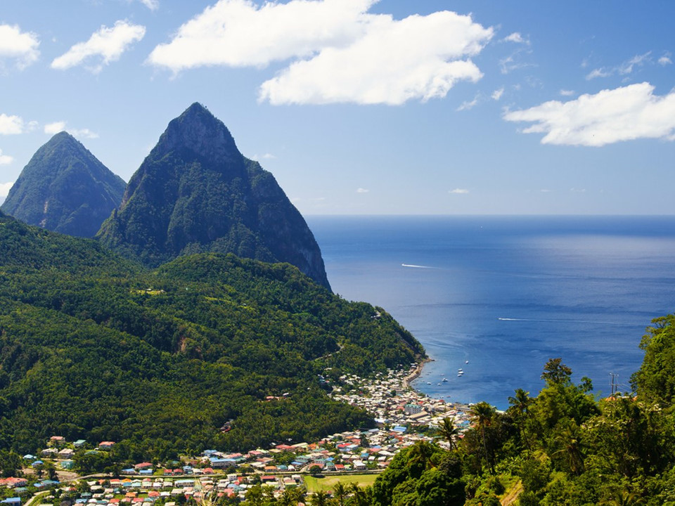 Saint Lucia: Saint Lucia Là một trong những hòn đảo xinh đẹp nhất của quần đảo Caribbean với cảnh quan tươi tốt, bãi biển hoang sơ. Du khách cũng có thể lang thang đến những miệng núi lửa như Pitons và Morne Fortune, ngắm cảnh hay thư giãn với trị liệu spa bằng bùn khoáng. Hòn đảo cũng nổi tiếng với lễ hội nhạc jazz thường niên được tổ chức vào mùa xuân. Ảnh: Shutterstock/Jackie Smithson.