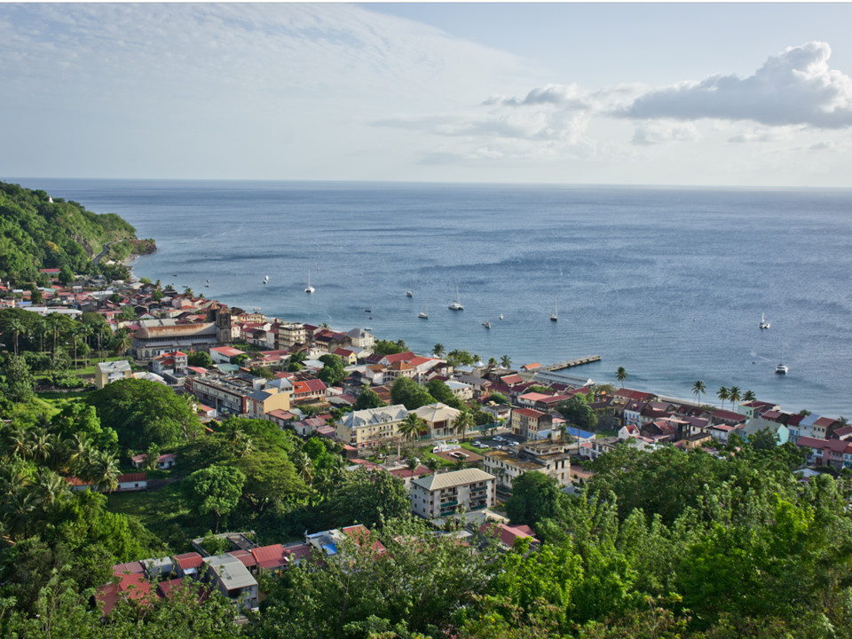 Martinique: Martinique là nơi có nhiều cảnh quan tuyệt vời. Khu vực phía bắc có nhiều rừng núi và những bãi biển trải dài. Đảo có 25 địa danh lịch sử, trong đó có nơi sinh của vợ Hoàng đế Napoleon - Hoàng hậu Josephine. Ảnh: Flickr/Sébastien Avenet.