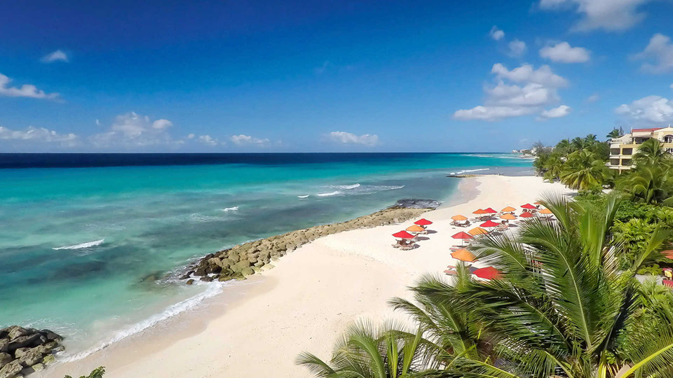 Barbados:  Barbados có nước biển màu ngọc bích cùng bãi biển cát mịn. Khu vực phía tây với làn nước tĩnh lặng thích hợp cho du khách bơi lội, còn ở phía đông có những con sóng lớn cho người muốn lướt sóng. Barbados còn hấp dẫn du khách nhờ cuộc sống về đêm nhộn nhịp. Đây cũng là nơi sản xuất rượu rum lâu đời nhất thế giới. Ảnh: Kuoni.
