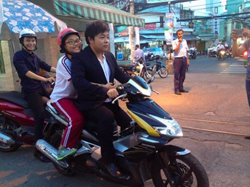 Ca sĩ Quang Lê từng bị chỉ trích vì không đội mũ bảo hiểm khi tham gia giao thông