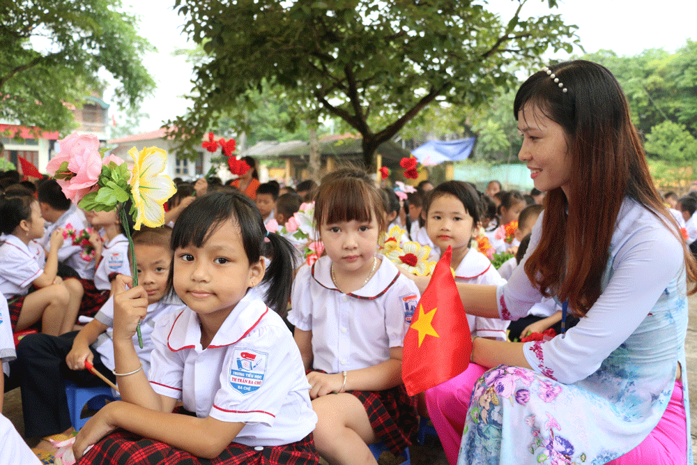Học sinh Trường Tiểu học thị trấn Ba Chẽ trong ngày khai giảng. Ảnh: Phạm Tăng