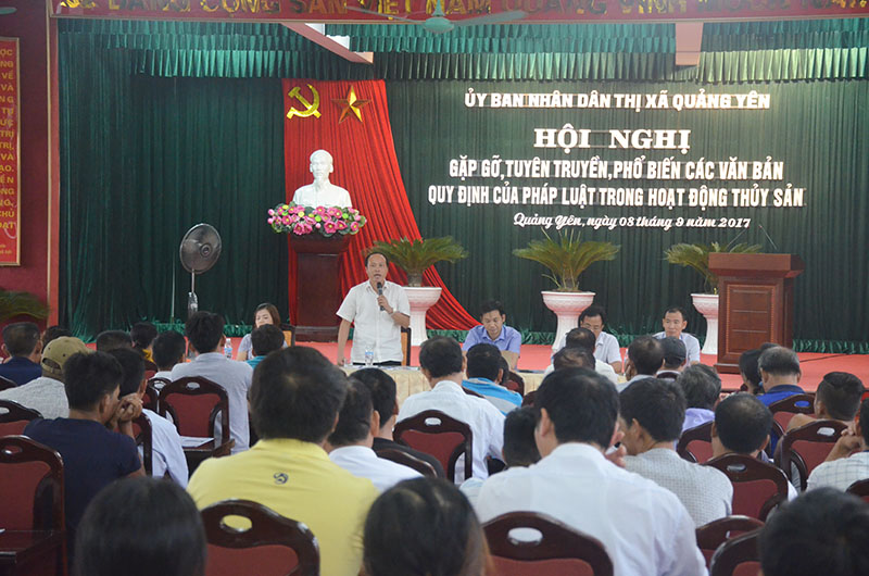 Đồng chí Vũ  Đức Hưởng, Phó Chủ tịch Thường trực UBND TX Quảng Yên phát biểu tại hội nghị