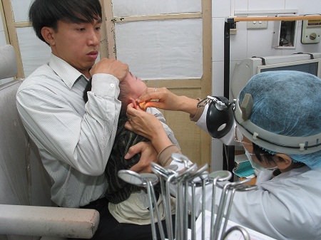 Chỉ dùng thuốc chữa tai mũi họng cho trẻ khi đã được bác sĩ thăm khám và chỉ định dùng thuốc. Ảnh: TM