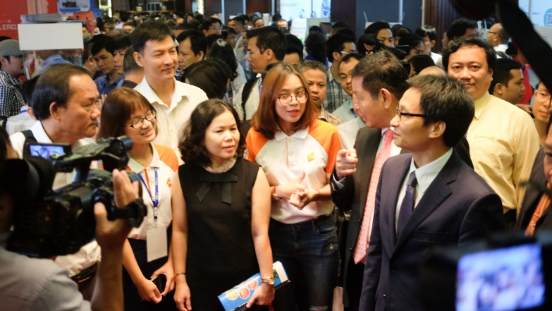 Phó Thủ tướng Vũ Đức Đam thăm quan gian hàng của VNG. Đây cũng là doanh nghiệp có màn trình diễn công nghệ ấn tượng nhất tại Vietnam ICT Summit năm nay.