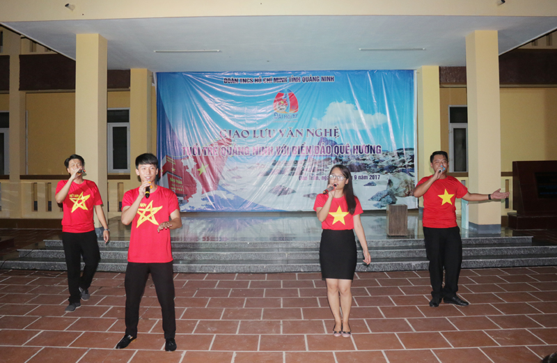 Các bạn sinh viên đến từ trường Đại học Công nghiệp Quảng Ninh góp vui trong chương trình với ca khúc “Những trái tim Việt Nam”.