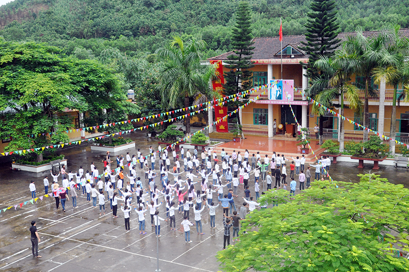 Trường Phổ thông Dân tộc bán trú THCS Quảng Sơn có 331 học sinh, hầu hết là người dân tộc thiểu số. Năm học mới, trường được trang bị phòng học, bàn ghế, đồ dùng học tập đảm bảo cho các em học 2 buổi/ngày.